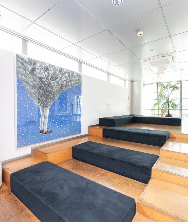 アートに囲まれた、穏やかで落ち着いた空間