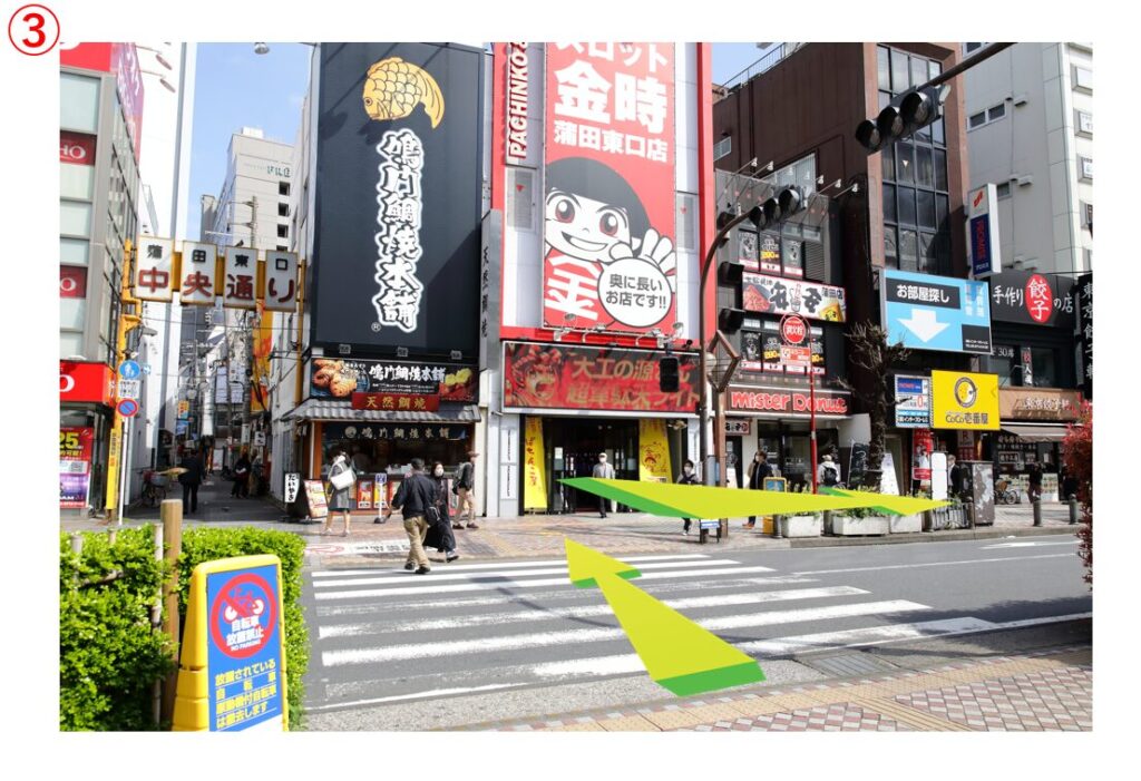横断歩道を渡ったら右手に進みます。