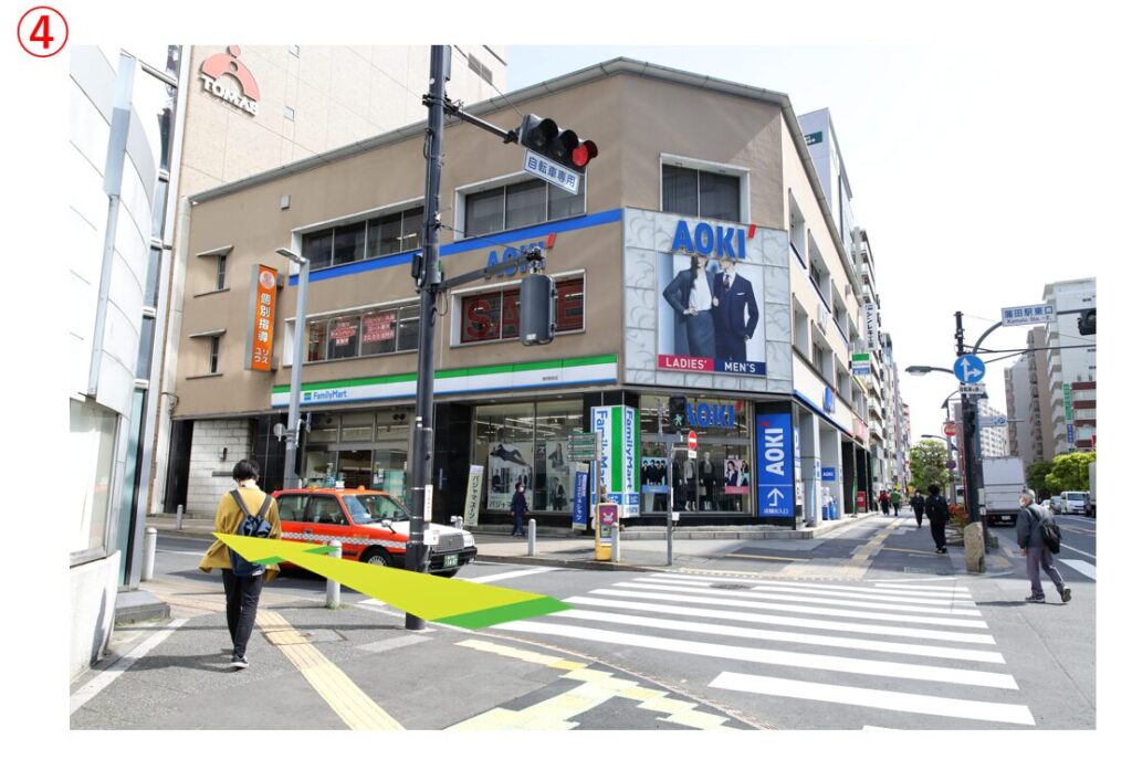 スーツのAOKIさんの交差点（蒲田駅東口交差点）を左手に進みます。